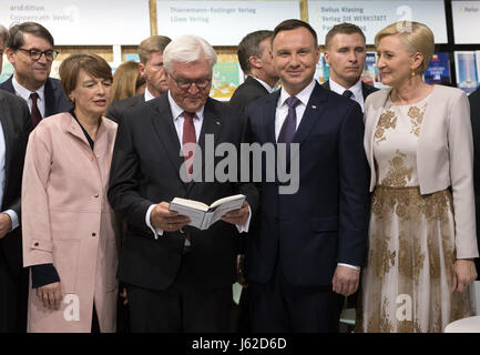 Warsaw, Poland. 19th May, 2017. German President Frank-Walter Steinmeier (c), his wife Elke Buedenbender (l), Poland's President Andrzej Duda (2nd r) and and his wife Agata Kornhauser-Duda (r) visit the joint German-Polish stand at the book fair in Warsaw, Poland, 19 May 2017. Photo: Soeren Stache/dpa/Alamy Live News Stock Photo