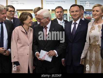 Warsaw, Poland. 19th May, 2017. German President Frank-Walter Steinmeier (c), his wife Elke Buedenbender (l), Poland's President Andrzej Duda (2nd r) and and his wife Agata Kornhauser-Duda (r) visit the joint German-Polish stand at the book fair in Warsaw, Poland, 19 May 2017. Photo: Soeren Stache/dpa/Alamy Live News Stock Photo