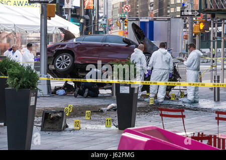 New York, New York, USA. 18th May, 2017. Crime scene markers near the damaged vehicle as Police officers and emergency workers investigate the scene of a car crash in Times Square that took the life of an 18 year-old Michigan girl and injured 22 others. Credit: Kevin C. Downs/ZUMA Wire/ZUMAPRESS.com/Alamy Live News