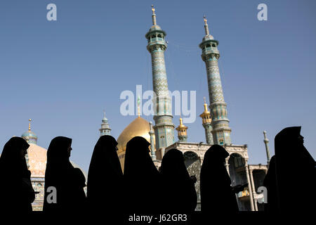 Tehran, Iran. 19th May, 2017. Iranian voters line up as they wait to cast their ballots at a polling station in Qom city, Iran, on May 19, 2017. Iran's Interior Ministry extended the voting hours of the country's presidential election by five hours, state IRIB TV reported Friday. Credit: Ahmad Halabisaz/Xinhua/Alamy Live News Stock Photo
