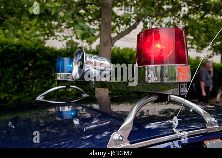 Alte Polizei Sirene und rote Lichter aus 50er und 60er Jahren  Stockfotografie - Alamy