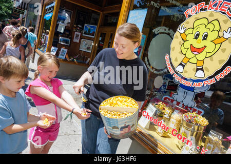 Pop-up retail, pop-up store, pop-up shop in alley in Paris selling Stock Photo: 131479719 - Alamy