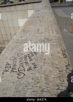 Messages of grief are written on a wall above the enntrance to the Pont de l'Alma tunnel, where Princess Diana died in a car accident on 31 August 1997, in Paris, France, 23 August 2012. The replica of the flame of the Statue of Liberty will be used as the location for the commemration of Diana. Photo: Benjamin Wehrmann | usage worldwide Stock Photo