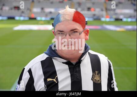 NEWCASTLE FAN WITH FRENCH FLAG NEWCASTLE V CHELSEA FC ST JAMES PARK NEWCASTLE ENGLAND 02 February 2013 Stock Photo