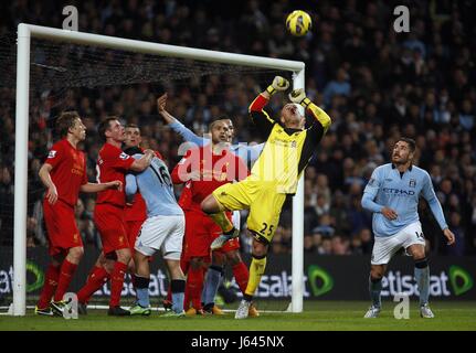 PEPE REINA PUNCHES CLEAR MANCHESTER CITY V LIVERPOOL FC ETIHAD STADIUM MANCHESTER ENGLAND 03 February 2013 Stock Photo