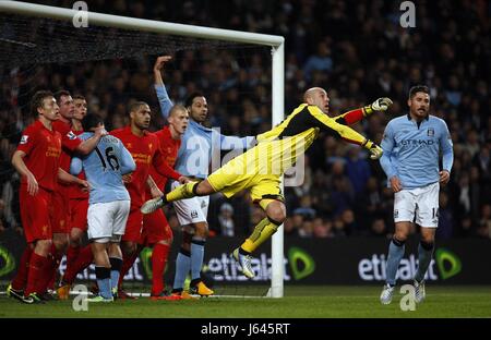 PEPE REINA PUNCHES CLEAR MANCHESTER CITY V LIVERPOOL FC ETIHAD STADIUM MANCHESTER ENGLAND 03 February 2013 Stock Photo