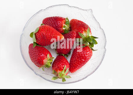 Schüssel mit Erdbeeren, weißer Untergrund, Textfreiraun Stock Photo