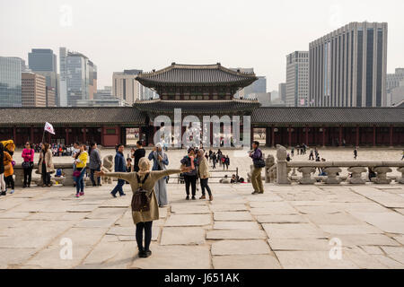 Tourists in Gyeongbokgung Palace in Seoul, South Korea Stock Photo