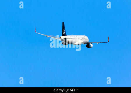 Star Alliance (Turkish Airlines) Airbus A320-232 [TC-JPP] on departure from runway 13 in the evening. Stock Photo