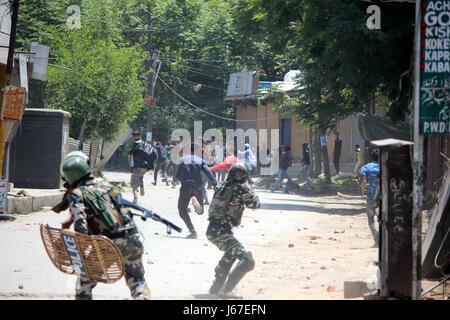 Anantnag, India. 19th May, 2017. Indian Policeman chased Stone- pelters during clashes in Anantnag after Friday Prayers. Credit: Muneeb Ul Islam/Pacific Press/Alamy Live News