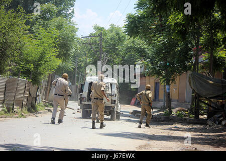 Anantnag, India. 19th May, 2017. Indian Policeman chased Stone- pelters during clashes in Anantnag after Friday Prayers. Credit: Muneeb Ul Islam/Pacific Press/Alamy Live News