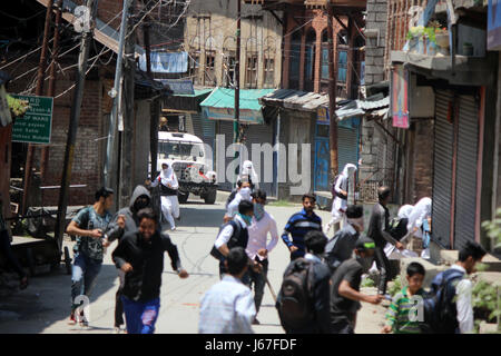 Anantnag, India. 19th May, 2017. Security forces chased Stone- pelters during clashes in Anantnag after Friday Prayers. Credit: Muneeb Ul Islam/Pacific Press/Alamy Live News