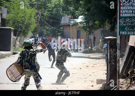 Anantnag, India. 19th May, 2017. Policeman chased Stone- pelters during clashes in Anantnag after Friday Prayers. Credit: Muneeb Ul Islam/Pacific Press/Alamy Live News