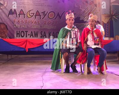 Legaspi City, Philippines. 19th May, 2017. 'Hot-aw sa Kaonan' is an annual chili-dish eating contest held during the Magayon Festival in Legaspi City, Albay. 7 kilos of siling-labuyo or bird's eye chili was mixed to two dishes namely 'Bicol express' and 'Laing' which will be eaten by contestants. Jomar Balderama won the male category for eating the 250g of 'Bicol express' and 250g of 'Laing' dish for only 57 seconds while Mary Jane won the female category for consuming the two super-hot dish in 95 seconds. Credit: Sherbien Dacalanio/Pacific Press/Alamy Live News Stock Photo