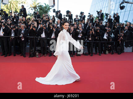 (170519) -- CANNES (FRANCE), May 19, 2017 (Xinhua) -- French actress Juliette Binoche poses on the red carpet for the screening of the film 'Okja' in competition at the 70th Cannes International Film Festival in Cannes, France, on May 19, 2017. (Xinhua/Xu Jinquan) Stock Photo