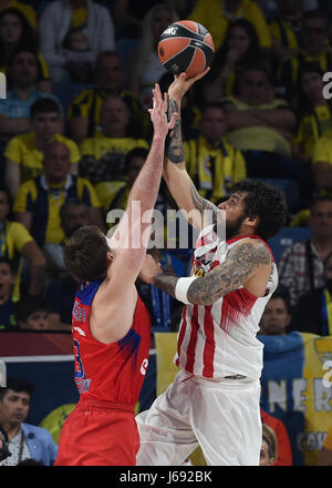 (170520) -- ISTANBUL, May 20, 2017(Xinhua) -- Georgios Printezis(R) of Olympiacos Piraeus shoots during the semifinal between CSKA Moscow and Olympiacos Piraeus of the basketball EuroLeague in Istanbul, Turkey, on May 19, 2017. Olympiacos Piraeus advanced to the final by defeating CSKA Moscow with 82-78. (Xinhua/He Canling) Stock Photo