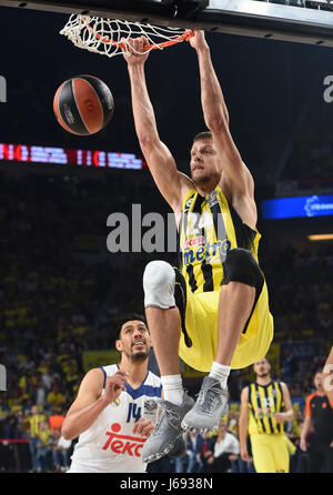 (170520) -- ISTANBUL, May 20, 2017(Xinhua) -- Jan Vesely of Fenerbahce Istanbul dunks during the semifinal between Fenerbahce Istanbul and Real Madrid of the basketball EuroLeague in Istanbul, Turkey, on May 19, 2017. Fenerbahce Istanbul advanced to the final by defeating Real Madrid with 84-75. (Xinhua/He Canling) Stock Photo