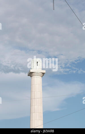 New Orleans, Louisiana USA May 19, 2017:  Empty column moments after city workers in body armor and masks removed the statue of Confederate General Robert E. Lee from its pedestal in New Orleans in front of a cheering crowd of onlookers. The 16-foot statue, standing on an 8-foot pedestal atop this 60-foot column, was erected in 1884 in a prominent downtown location. Mayor Mitch Landrieu ordered the controversial removal of the Lee statue and three other monuments to the Confederacy. Credit: Bob Daemmrich/Alamy Live News Stock Photo