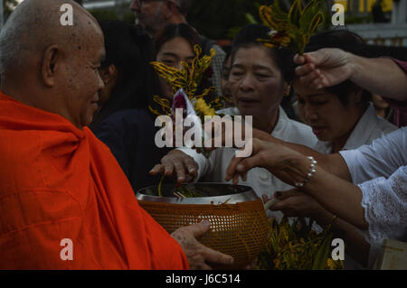 Chiang Rai, Thailand : December 29, 2016. Floral Offerings Festival 1st time of traditional merit making ceremony.Phradhammarajanuwatra receive flower Stock Photo