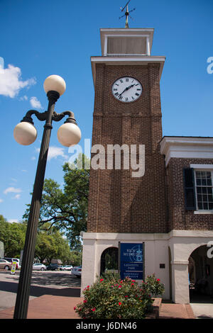 South Carolina, Georgetown. The third oldest city in South Carolina, founded in 1729. Historic downtown Greek Revival clock tower (1857) and Rice Muse Stock Photo