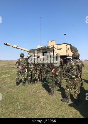 Artillerymen from the Romanian 285th Field Artillery Battalion receive training on the U.S. M109A6 Paladin self-propelled howitzer from Soldiers of Battery A, 3rd Battalion, 29th Field Artillery Regiment, 3rd Armored Brigade Combat Team, 4th Infantry Division, at Smardan Training Area, Romania, April 15, 2017. Btry. A is supporting the brigade's 1st Battalion, 8th Infantry Regiment, while conducting bilateral training with the Romanian 282nd Mechanized Brigade as part of U.S. Army Europe's Atlantic Resolve mission, which provides a persistent presence to deter aggression in eastern Europe whil Stock Photo