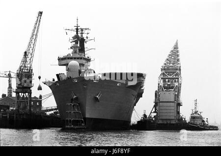 AJAXNETPHOTO. 3RD APRIL,1982. PORTSMOUTH, ENGLAND - FALKLAND ISLANDS DEPARTURE. HMS INVINCIBLE PREPARES TO SAIL FOR THE SOUTH ATLANTIC. PHOTO:JONATHAN EASTLAND/AJAX REF:820304 2 Stock Photo