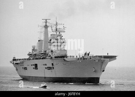 AJAXNETPHOTO.1982, PORTSMOUTH, ENGLAND. THE AIRCRAFT CARRIER HMS INVINCIBLE STEAMS INTO PORTSMOUTH HARBOUR.   PHOTO:JONATHAN EASTLAND/AJAX.  REF:820917. Stock Photo