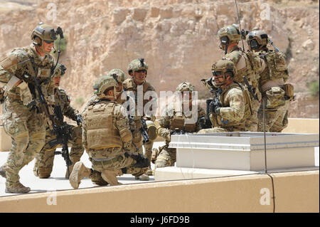 AMMAN, Jordan (May 11, 2017) Members of the Jordanian Armed Forces Special Task Force, U.S. Air Force Special Operations, and Italian Special Operations Wing, prepare to enter a building via rooftop, during an interoperability combat search and rescue training at the King Abdullah II Special Operations Training Center, as part of Exercise Eager Lion. Eager Lion is an annual U.S. Central Command exercise in Jordan designed to strengthen military-to-military relationships between the U.S., Jordan and other international partners. This year's iteration is comprised of about 7,200 military personn Stock Photo