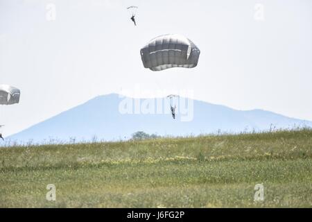 Sky Soldiers from 1st Battalion, 503rd Infantry Regiment, 173rd Airborne Brigade and paratroopers from the 1st Paratrooper Commando Brigade, Greek Army execute an airborne operation, May 12, 2017 in Thessaloniki, Greece as a part of Exercise Bayonet Minotaur. 2017.Bayonet-Minotaur is a bilateral training exercise between U.S. Soldiers assigned to 173rd Airborne Brigade and the Greek Armed Forces, focused on enhancing NATO operational standards and developing individual technical skills. Stock Photo