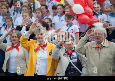 Tambov, Tambov region, Russia. 21st May, 2017. Older people in pioneer ties of the USSR times give pioneer greeting (pioneer salute). In the background of the modern pioneers of Russia - representatives of the ''Russian movement of students' Credit: Aleksei Sukhorukov/ZUMA Wire/Alamy Live News Stock Photo