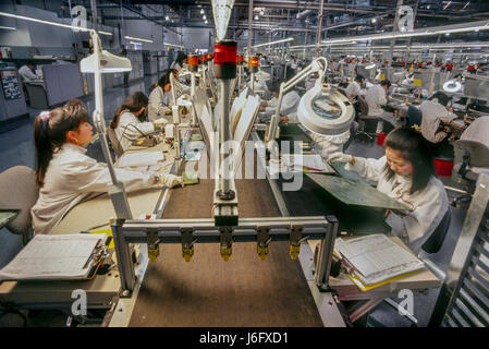 Fremont, California, USA. 15th July, 1998. Business, Solectron, Factories. Female workers on assembly line. Silicon Valley factories sub-contract manufacturing parts for computers, pagers, printers and electronics. Credit: Mark Richards/ZUMA Wire/ZUMAPRESS.com/Alamy Live News Stock Photo