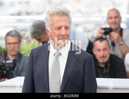 Cannes, France. 21st May, 2017. Actor Dustin Hoffman poses for a photocall of the film 'The Meyerowitz Stories' during the 70th Cannes Film Festival in Cannes, France, on May 21, 2017. Credit: Xu Jinquan/Xinhua/Alamy Live News Stock Photo