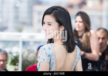 Cannes, France. 21st May, 2017. Chinese actress Yang Zishan poses for a photocall of the film 'Lu Guo Wei Lai' during the 70th Cannes Film Festival in Cannes, France, on May 21, 2017. Credit: Xu Jinquan/Xinhua/Alamy Live News Stock Photo