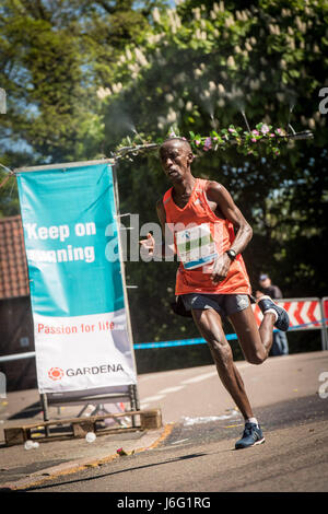 Copenhagen, Denmark. 21st May, 2017. More than 8500 runners from all over the world battled high temperatures to take part in the 2017 Telenor Copenhagen Marathon. The race was won by Kenyan Julius Ndiritu Karinga, in a time of 2:12.10 (pictured) Credit: Matthew James Harrison/Alamy Live News Stock Photo