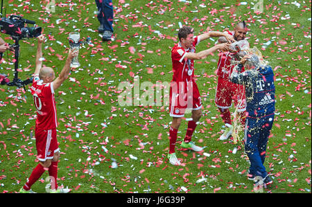 German Soccer Championships, Munich, May 20, 2017 Headcoach Carlo Ancelotti (FCB) gets a White Beer shower from Thomas MUELLER, MÜLLER, FCB 25 Arturo VIDAL, FCB 23  FC Bayern Munich - SC Freiburg 4-1  FC Bayern Munich 27th Celebration German Soccer Championships, Munich, Germany May 20, 2017 © Peter Schatz / Alamy Live News Stock Photo