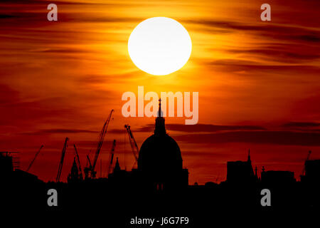 London, UK. 21st May, 2017. UK Weather: Dramatic evening sunset over St. Paul’s Cathedral © Guy Corbishley/Alamy Live News Stock Photo