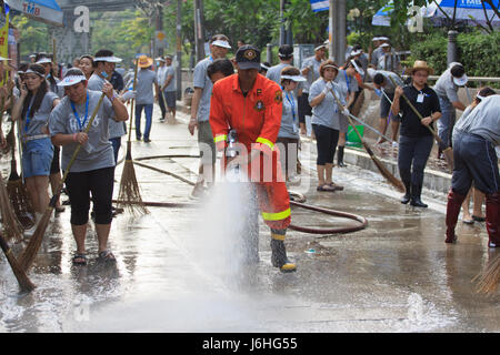 BANGKOK THAILAND - NOV21 : Unidentified people go to Phaholyothin Rd.and washing cleaning the road after end of flood in this area on Nov 21,2011 in B Stock Photo