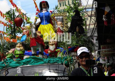 Quezon City, Philippines. 21st May, 2017. A man takes a selfie with a float during the La Loma Lechon (roasted pig suckling) festival in Quezon City, east of Manila, Philippines on Sunday, May 21, 2017. The festival, whose main highlight is the parade of lechon in different costumes, is held every third Sunday of May, coincides with the Feast of Nuestro Señor de Salvacion, and has been a tradition in the area for more than fifty years. Credit: Richard James M. Mendoza/Pacific Press/Alamy Live News Stock Photo