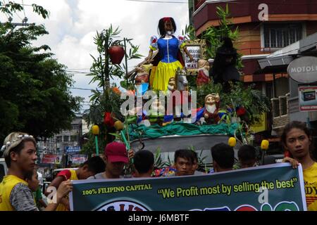 Quezon City, Philippines. 21st May, 2017. A lechon (roasted pig) depicted as the fairy tale character Snow White sits on top of a float as revelers march during the La Loma Lechon festival in Quezon City, east of Manila, Philippines on Sunday, May 21, 2017. The festival, whose main highlight is the parade of lechon in different costumes, is held every third Sunday of May, coincides with the Feast of Nuestro Señor de Salvacion, and has been a tradition in the area for more than fifty years. Credit: Richard James M. Mendoza/Pacific Press/Alamy Live News Stock Photo