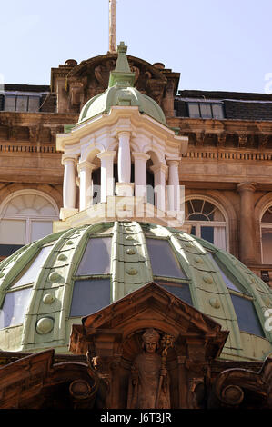 Victorian Architecture, Glasgow, Scotland: the statue of St Mungo and dome of former Glasgow Savings Bank now a branch of Jigsaw Stock Photo