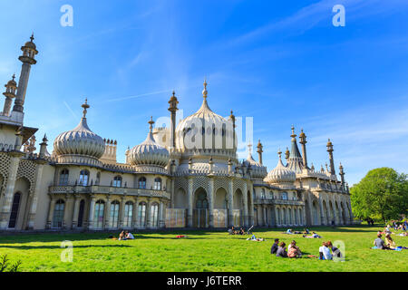 Brighton, UK, 21st May 2017. People enjoy a sunny and warm day on the lawns around Brighton's Royal Paviilon Credit: Imageplotter News and Sports/Alamy Live News Stock Photo