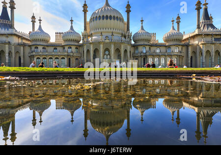 Brighton, UK, 21st May 2017. People enjoy a sunny and warm day on the lawns around Brighton's Royal Pavilion Credit: Imageplotter News and Sports/Alamy Live News Stock Photo