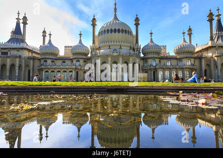 Brighton, UK, 21st May 2017. People enjoy a sunny and warm day on the lawns around Brighton's Royal Pavilion Credit: Imageplotter News and Sports/Alamy Live News Stock Photo