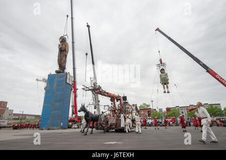 Montreal, Canada. 21 May 2017. Royal de Luxe Giants as part of the commemorations of the 375th anniversary of Montreal Credit: Marc Bruxelle/Alamy Live News Stock Photo