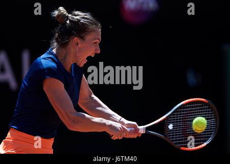 Rome, Italy. 21st May, 2017. Romania's Simona Halep returns the ball during the final match of women's singles against Ukraine's Elina Svitolina at the Italian Open tennis tournament in Rome, Italy, May 21, 2017. Simona Halep lost 1-2. Credit: Jin Yu/Xinhua/Alamy Live News Stock Photo