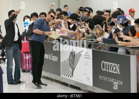 Chiba, Japan. 22nd May, 2017. Australian actor Hugh Jackman poses for a selfie with fans upon his arrival at Narita International Airport on May 22, 2017, Chiba, Japan. Jackman spent time to greet fans upon his arrival. He is here to attend the red carpet event and press conference for his movie ''Logan'' which hits theaters on June 1 in Japan. Credit: Rodrigo Reyes Marin/AFLO/Alamy Live News Stock Photo