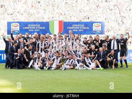 Turin, Italy. 21st May, 2017. Juventus team group Football/Soccer : Juventus players celebrate their sixth straight league title with the trophy after the Italian 'Serie A' match between Juventus 3-0 FC Crotone at Juventus Stadium in Turin, Italy . Credit: Maurizio Borsari/AFLO/Alamy Live News Stock Photo