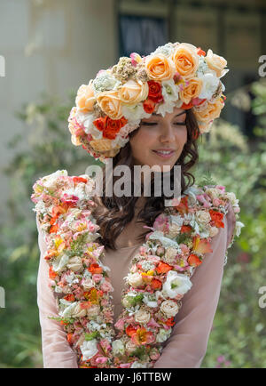 The Royal Hospital Chelsea, London, UK. 22nd May, 2017. The annual pinnacle of the horticultural calendar, the RHS Chelsea Flower Show, preview day with celebrities visiting. Photo: The iconic Chelsea flower dress, commissioned by M&G Investments and created by Larry Walshe Floral Designs. Credit: Malcolm Park editorial/Alamy Live News. Stock Photo