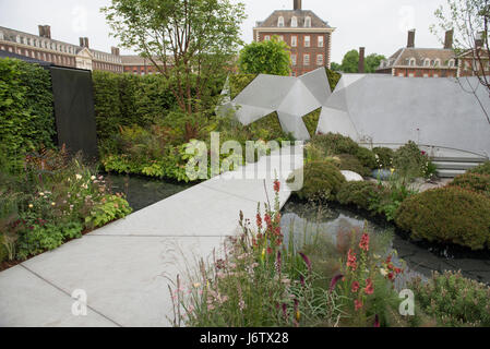 The Royal Hospital Chelsea, London, UK. 22nd May, 2017. The annual pinnacle of the horticultural calendar, the RHS Chelsea Flower Show, preview day with celebrities visiting. The Jeremy Vine Texture Garden, Feel Good Garden category. Credit: Malcolm Park editorial/Alamy Live News. Stock Photo