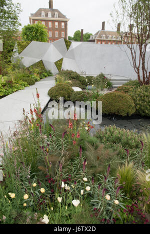 The Royal Hospital Chelsea, London, UK. 22nd May, 2017. The annual pinnacle of the horticultural calendar, the RHS Chelsea Flower Show, preview day with celebrities visiting. The Jeremy Vine Texture Garden, Feel Good Garden category. Credit: Malcolm Park editorial/Alamy Live News. Stock Photo